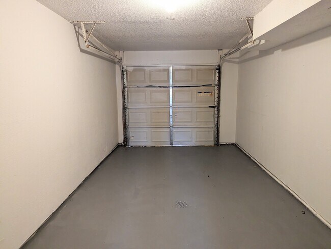 Garage - 823 Spring Ct