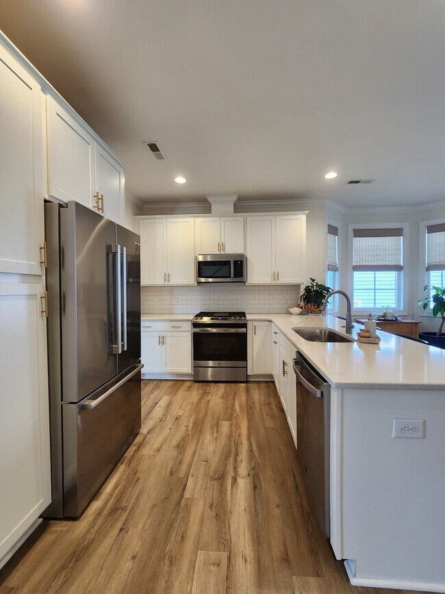 Building Photo - Home Available in Summerhouse on Everett Bay! Showings Coming Soon.