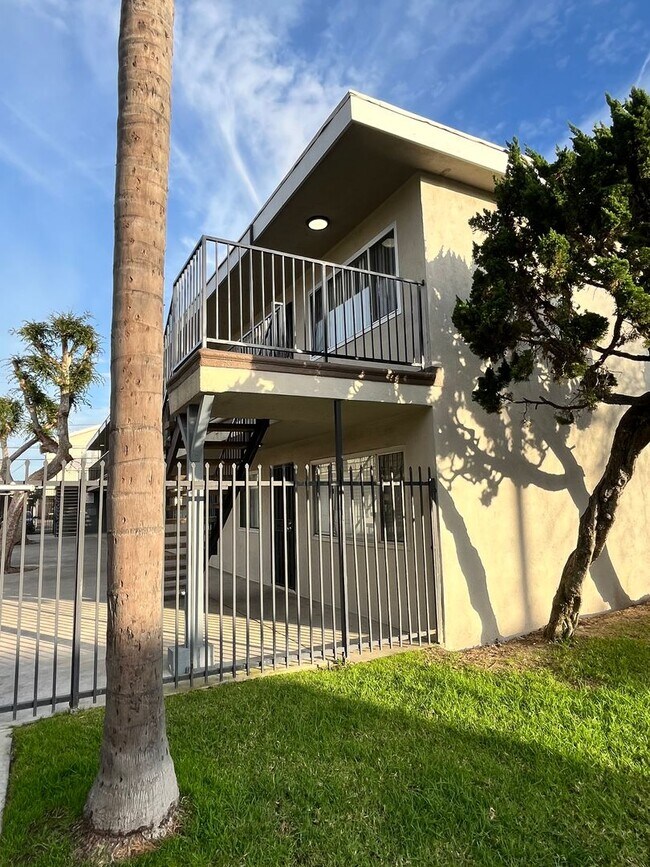 Building Photo - MOVE IN SPECIAL*$500 OFF 2ND MONTHS RENT*SPACIOUS 1 BEDROOM 1 BATH DOWNSTAIRS