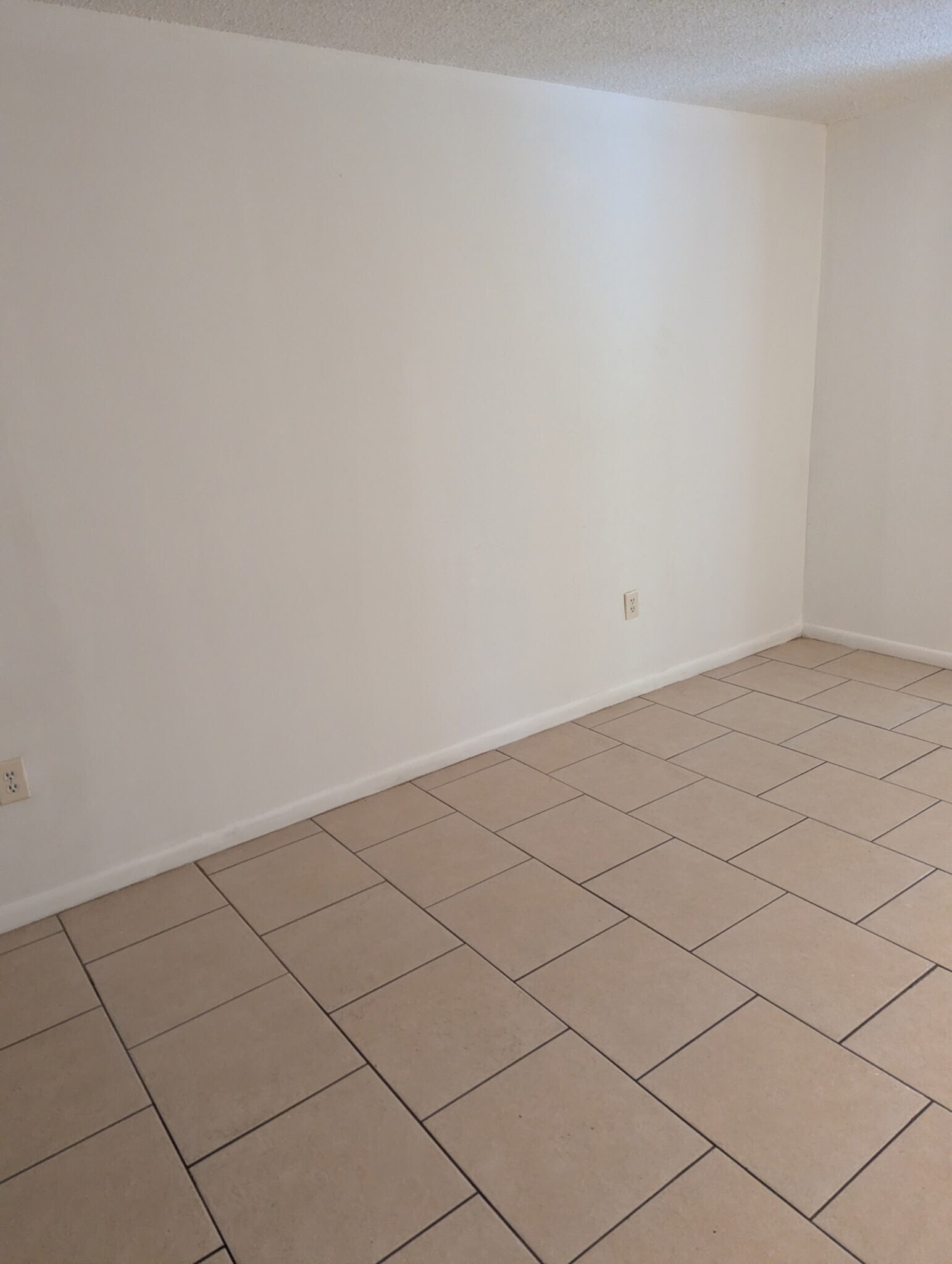 Building Photo - 555 Aster Ct