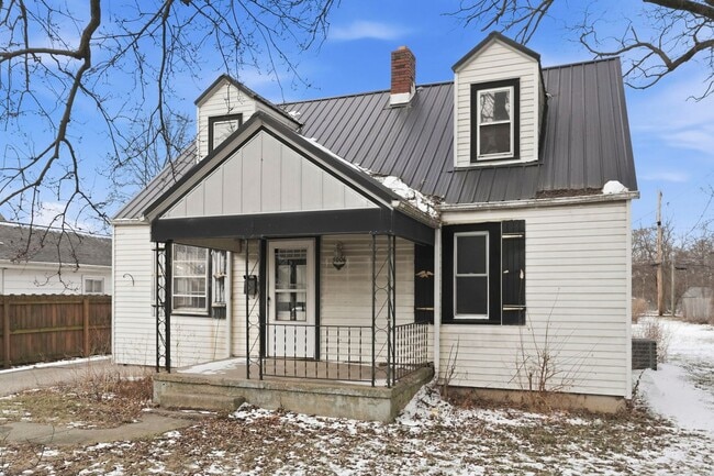 Building Photo - Spacious 4 Bedroom House with New Updates