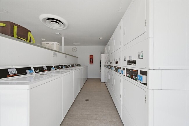 Building Photo - 4343 N Clarendon Ave