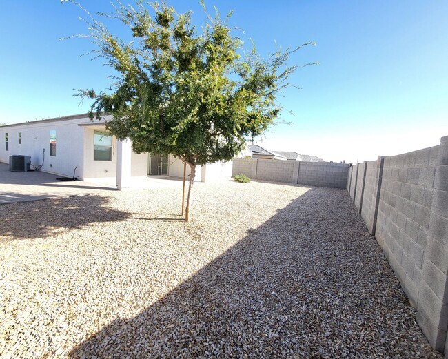 Building Photo - 3 Bedroom 2 Bathroom Magma Ranch Home