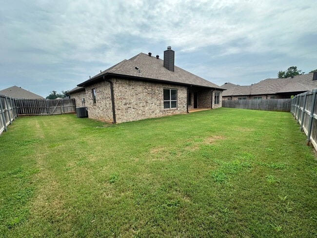 Building Photo - 1002 Sunny Mdws