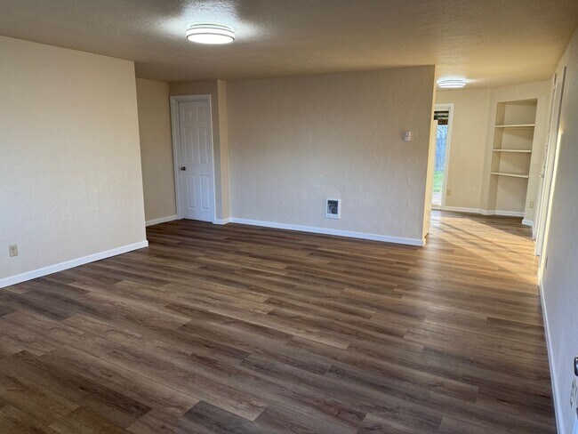 Building Photo - Updated 3 bedroom 1 bathroom house!