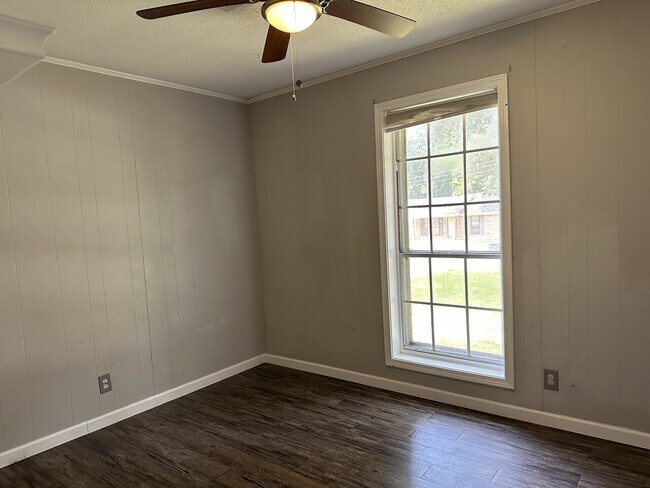 Building Photo - 107 Lake Dr