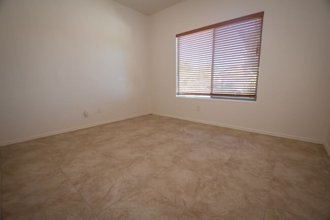 Building Photo - Charming 4 Bedroom, 3 Bath Home, with 2 Ca...