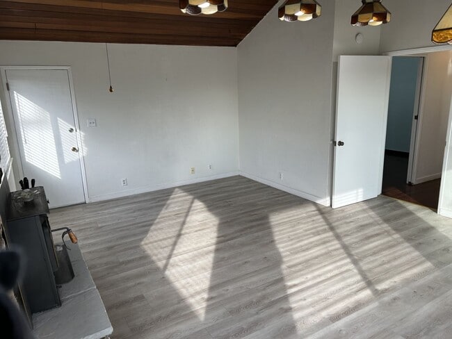 Building Photo - Well Maintained 3 Bedroom, 2 Bath Home