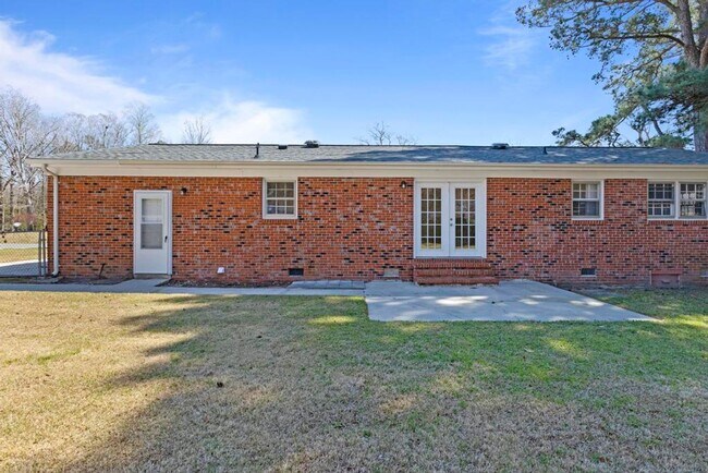 Building Photo - Country Living! Brick Ranch!