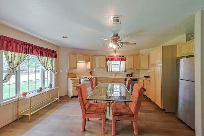 Building Photo - 8 Vick Rd