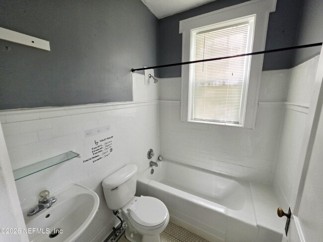 Building Photo - 146 W 6th St