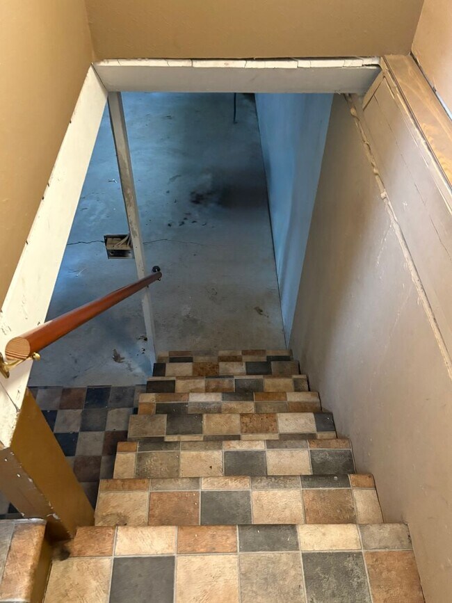 Building Photo - 812-812 5th Ave NW