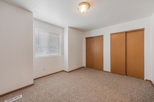 Building Photo - 3 bed 2 bath duplex with sprinkler system