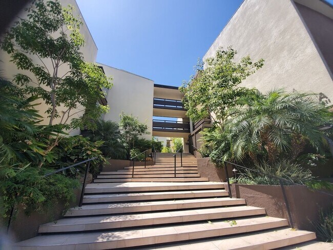 Building Photo - 1605 Hotel Cir S