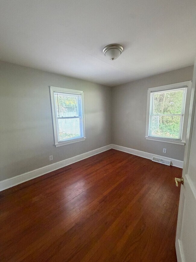 Building Photo - 2 Bed 1 Bath Home