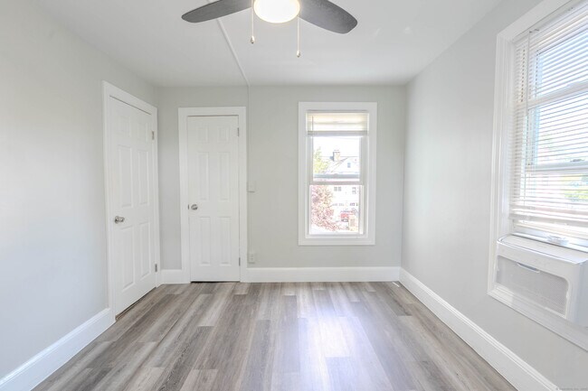 Building Photo - 37 Quintard Ave