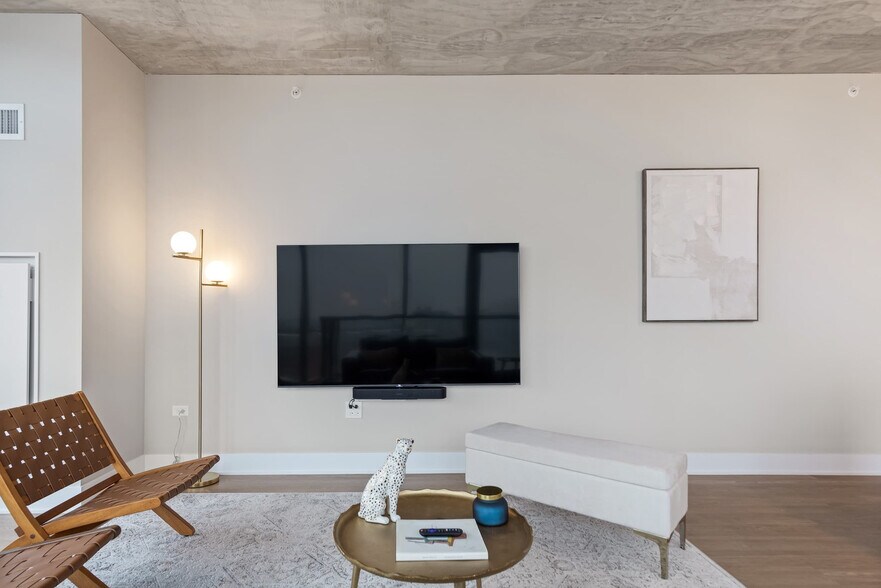 Building Photo - 1044 W Van Buren St