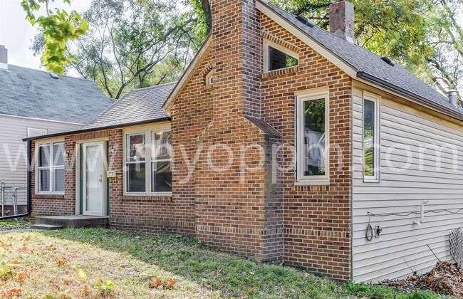Building Photo - Beautiful 2 Bedroom / 1 Bathroom Home | Ne...
