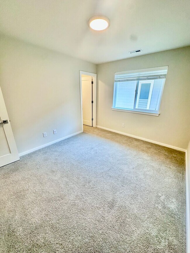 Building Photo - Luxury 4bed/2.5 bath home on Cul-de-sac! E...