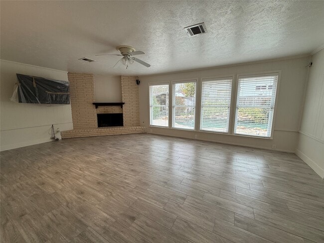 Building Photo - 822 Hidden Valley Dr