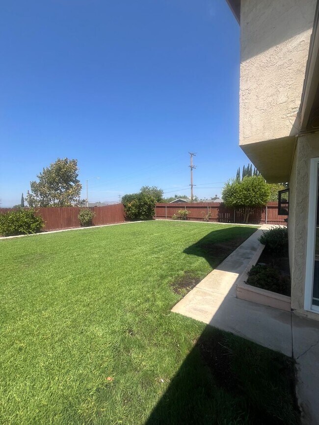 Building Photo - 613 Santa Paula St