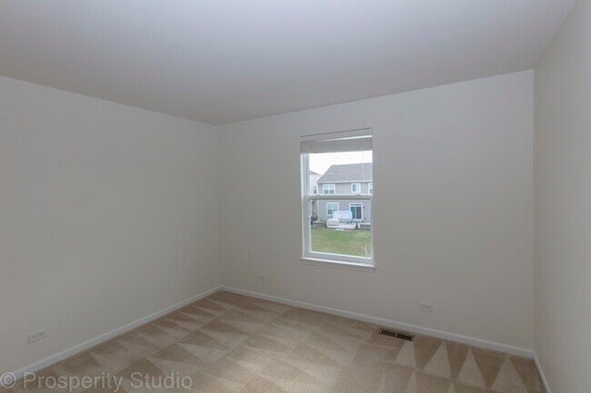Building Photo - 5734 Oak Ridge Way