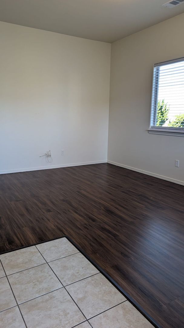 Building Photo - Beautiful 3 bedroom/ 1 bath in gated community. Call or come by to view!