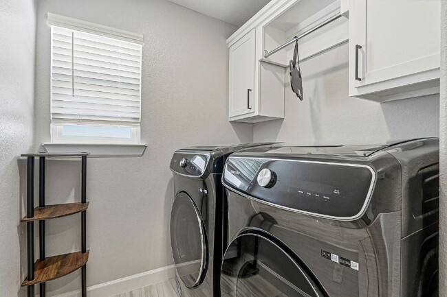 Building Photo - 3 bedroom with flex room available in Horizon City