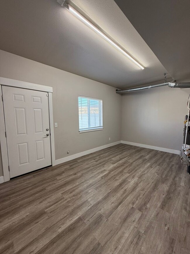 Building Photo - Stunning 3 bedroom townhome.