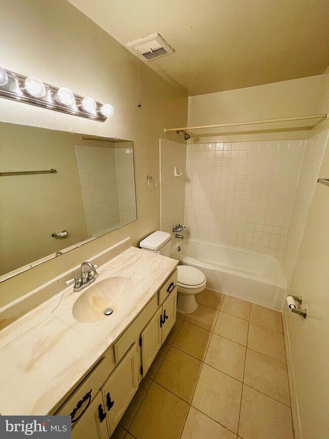 Building Photo - 5914 Mayflower Ct