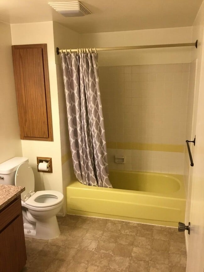 Building Photo - 3 bedroom 2 bathroom Duplex