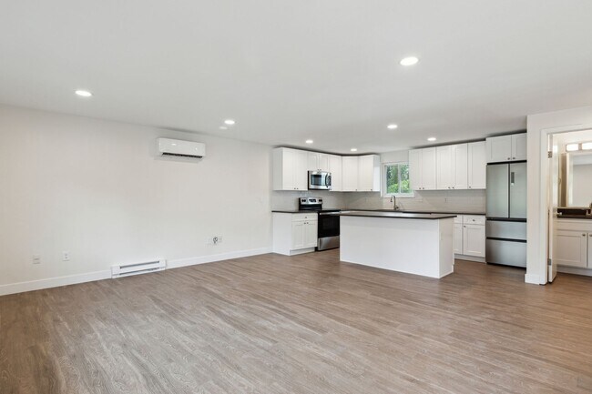 Building Photo - 1421 Spruce Ave