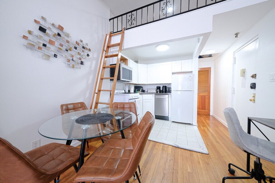 Building Photo - 32 W 86th St