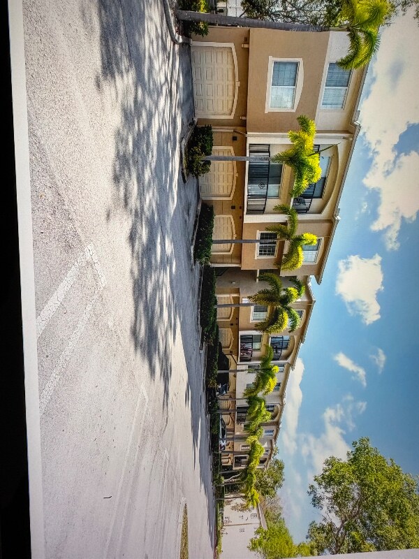 Building Photo - 900 Crestwood Ct S