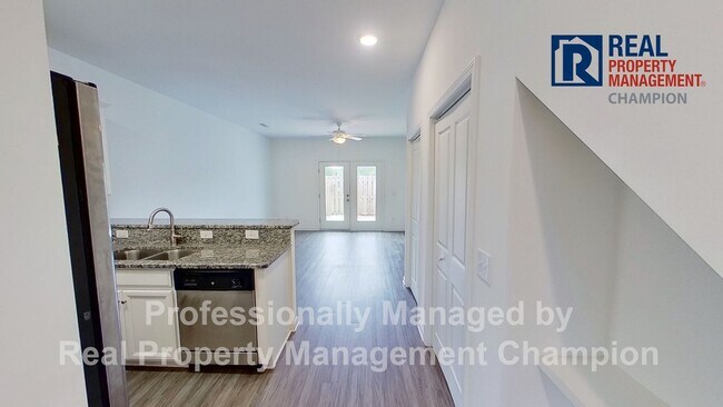 Building Photo - Fabulous Townhome in Heart of Leland
