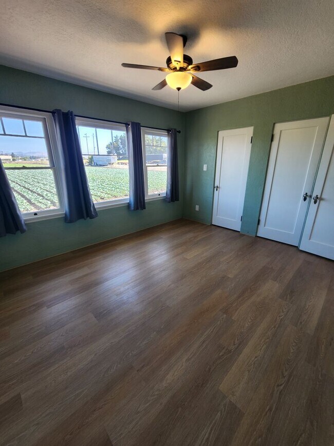 Building Photo - Adorable and Spacious 4 Bedroom Farmhouse W/Bonus Room- Water, Trash and Wifi Included!