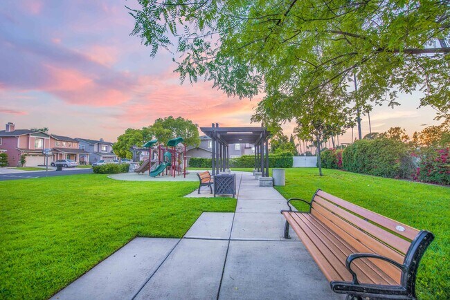Building Photo - Beautiful Townhouse in the desirable Anaheim Packing District!