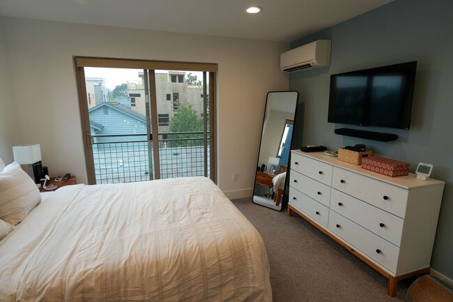 Building Photo - Bright Ballard Townhome – 2BR/2BA, 1,270 s...