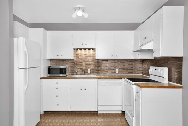 Building Photo - Bellevue Square 1 Bedroom Condo