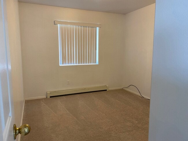 Building Photo - 2 Bed 2 Bath Townhome