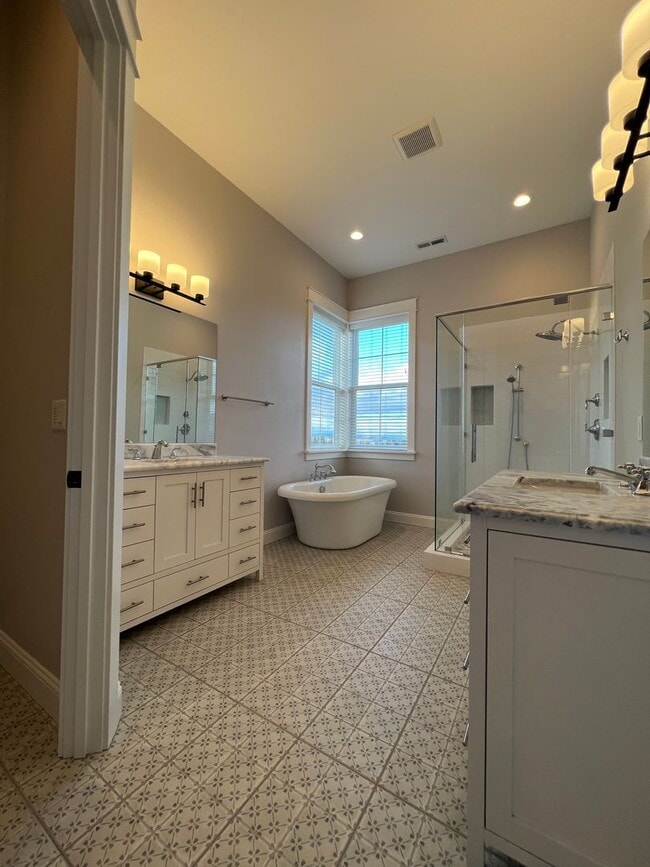 Building Photo - Beautiful, Custom home in the heart of Jacksonville | Available Now