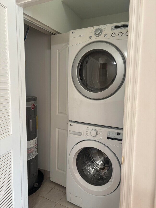 Building Photo - 528 52nd St