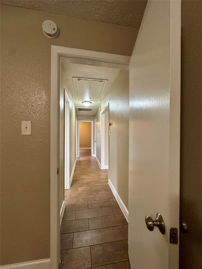 Building Photo - 1111 E Brompton Dr