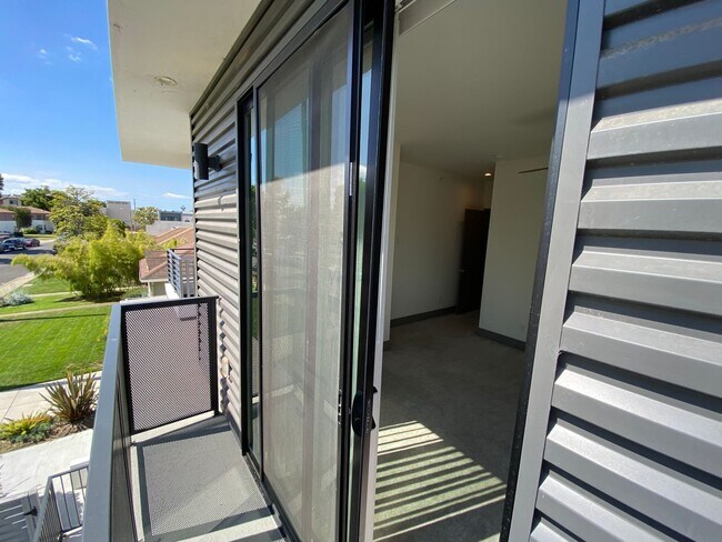 Building Photo - NEWER  4BED 3 BATH FRONT TOWNHOME*HWFLS*BALCONY*W/D IN  UNIT* CENTRAL AIR/HEAT* *STAINLESS  APPLI...