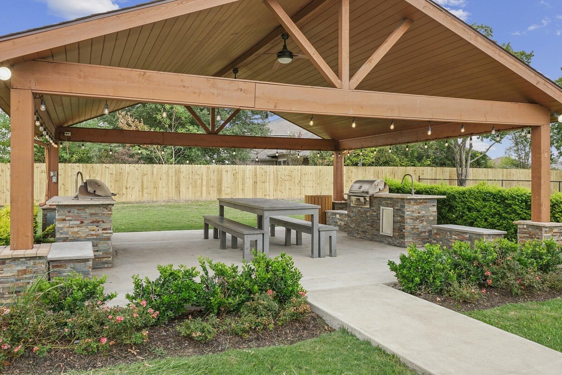 Building Photo - 14807 Woodland Hills Dr