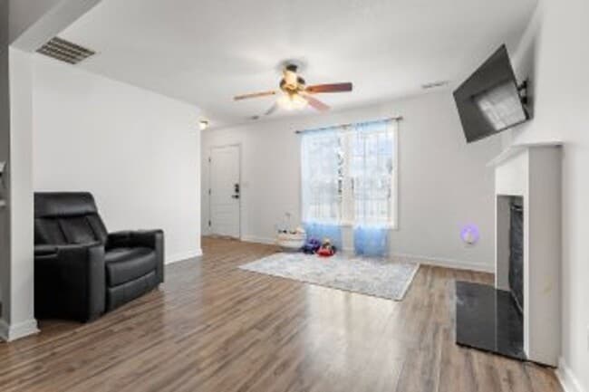 Building Photo - Welcome to your dream home in the desirable Aragona Village!