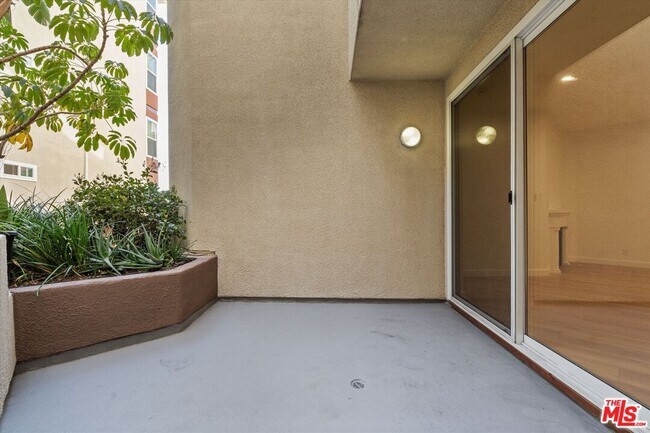 Building Photo - 620 S Gramercy Pl