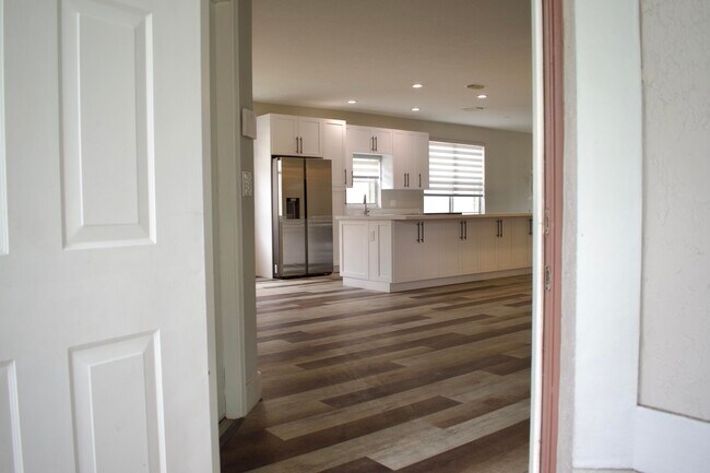 Building Photo - 4907 Pelican Manor