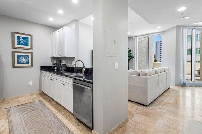 Building Photo - 255 Evernia St