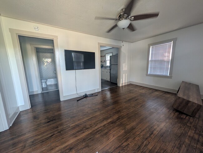 Building Photo - 923 E Valley Dr